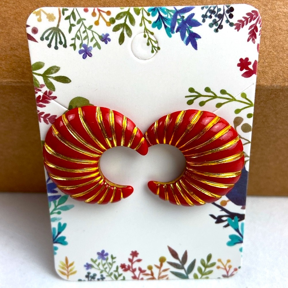 Vintage 80s red gold striation crescent moon earrings that look like croissant